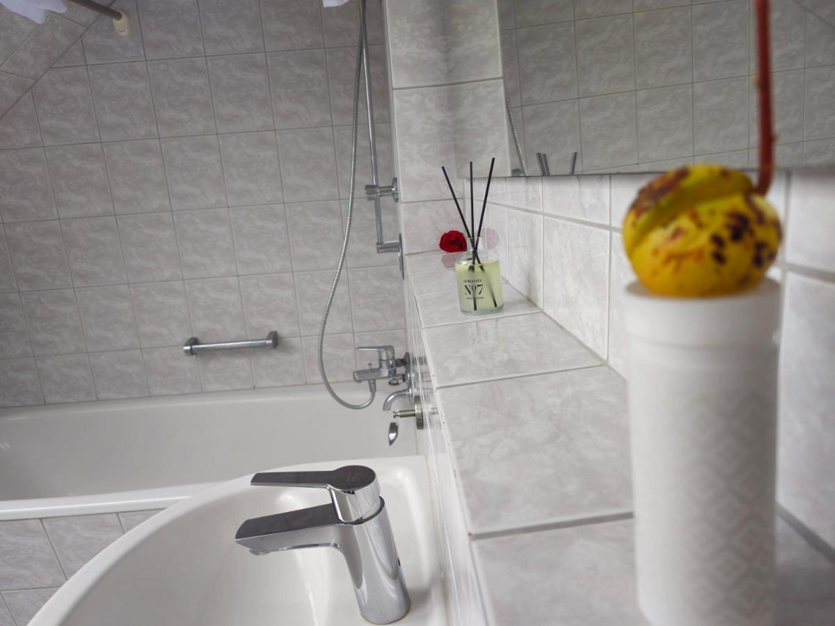 Sauna - Massage -Bodensee-Cinema Feeling- Home Sharing - Parking - Kueche Радольфцелль  Экстерьер фото